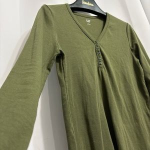 Gap Henley ribbed knit sweater top . Size large.
